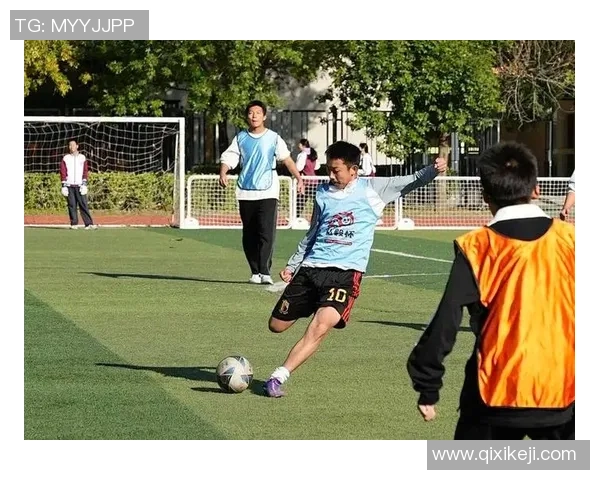 在绿茵场上追逐梦想踩着足球的人书写青春篇章